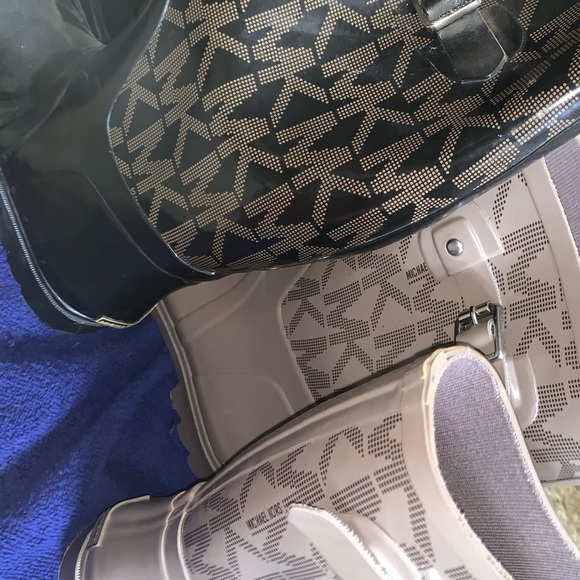 Two pairs of Micheal kor rain boots sizes 10 both - Picture 2 of 8